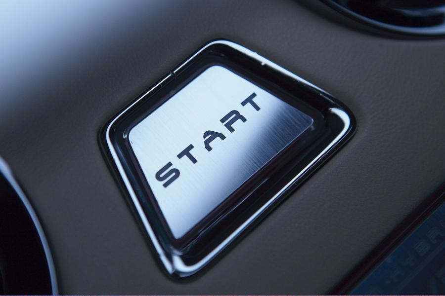 Детали интерьера Fisker Karma Q-Drive 2009 года  (фото 37 из 66)